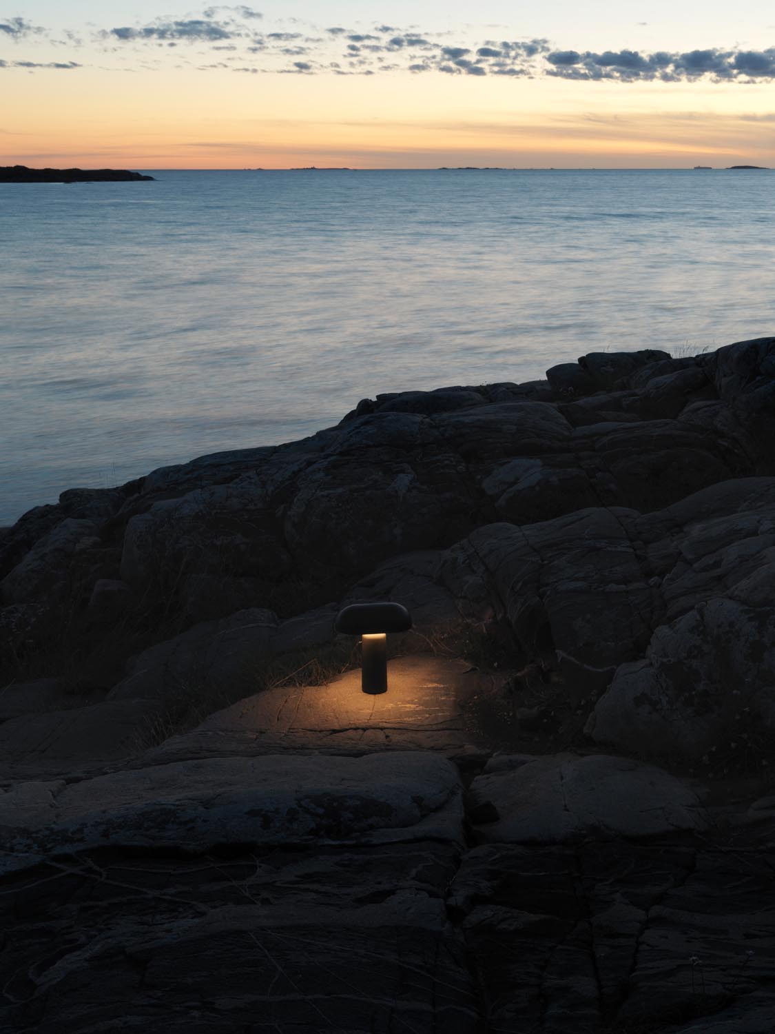 Porta Tischlampe Schwarz in Schwarz präsentiert im Onlineshop von KAQTU Design AG. Tischleuchte ist von Normann Copenhagen