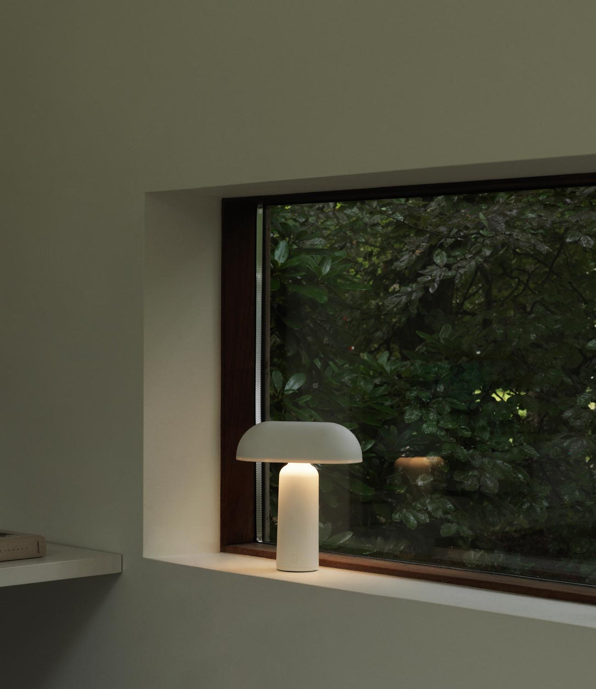 Porta Tischlampe Weiss in Weiss präsentiert im Onlineshop von KAQTU Design AG. Tischleuchte ist von Normann Copenhagen