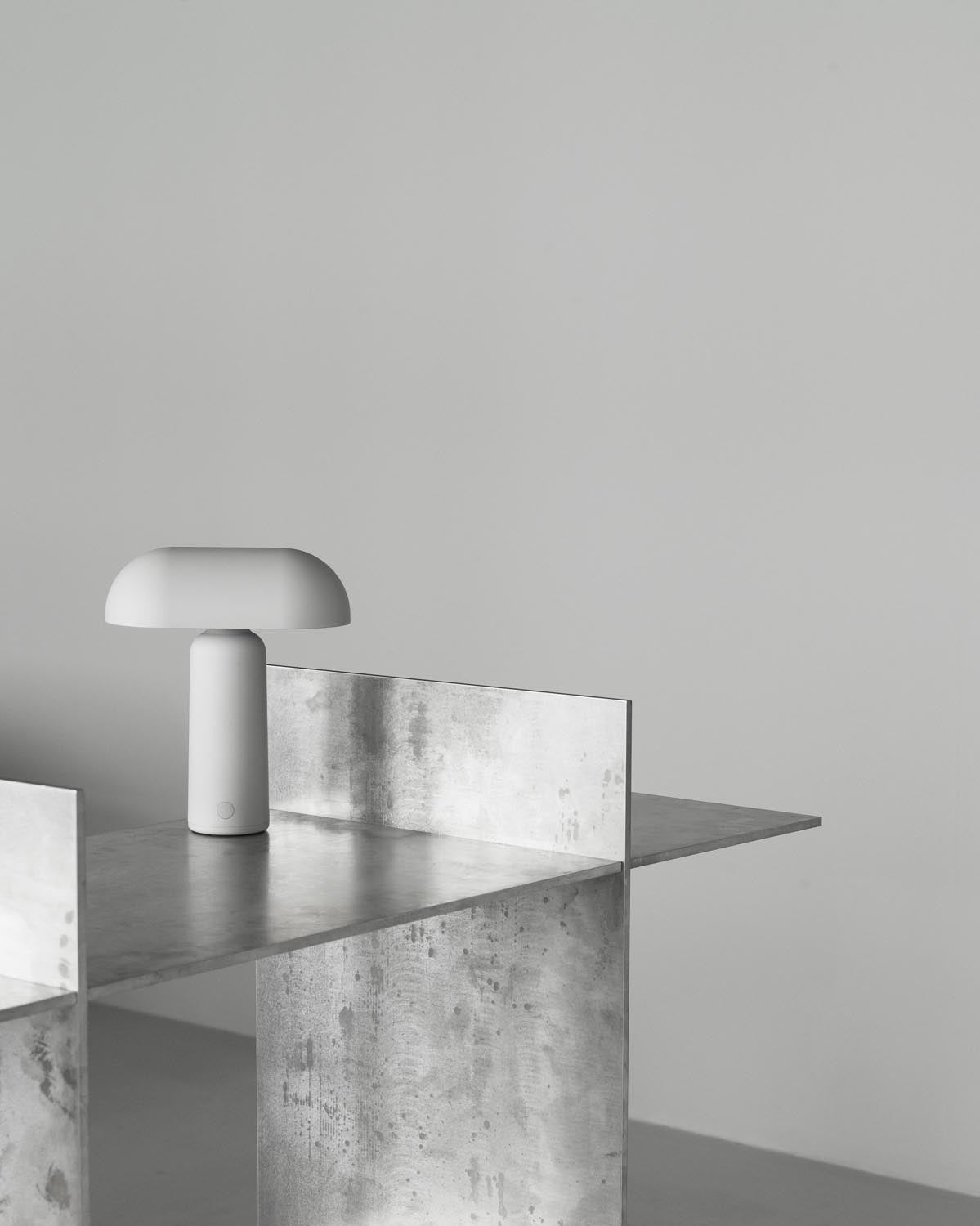 Porta Tischlampe Grau in Grau präsentiert im Onlineshop von KAQTU Design AG. Tischleuchte ist von Normann Copenhagen