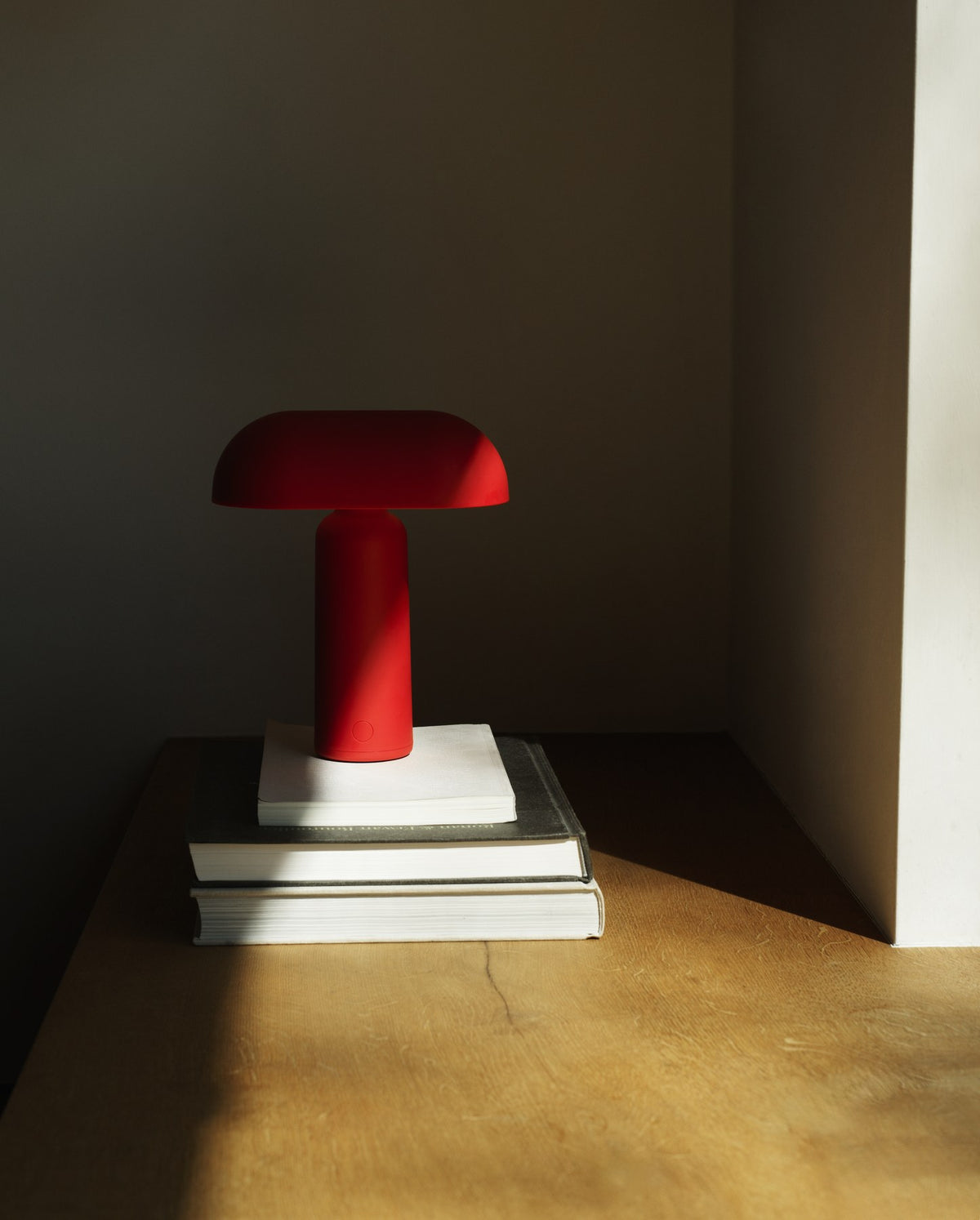 Porta Tischlampe von Normann Copenhagen in Leuchtendes Rot: runder Sockel und zylindrischer Schirm aus ABS-Kunststoff mit Acryl-Diffusor.