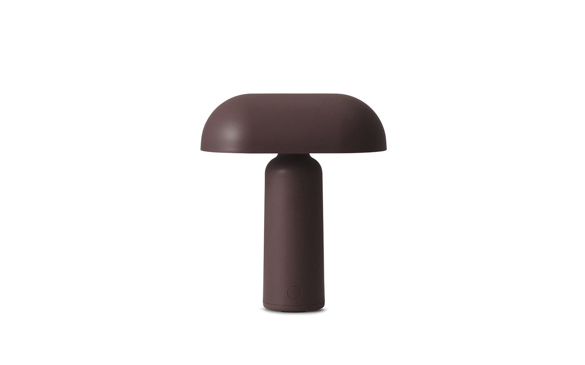 Porta Tischlampe von Normann Copenhagen in Leuchtendes Rot: runder Sockel und zylindrischer Schirm aus ABS-Kunststoff mit Acryl-Diffusor.