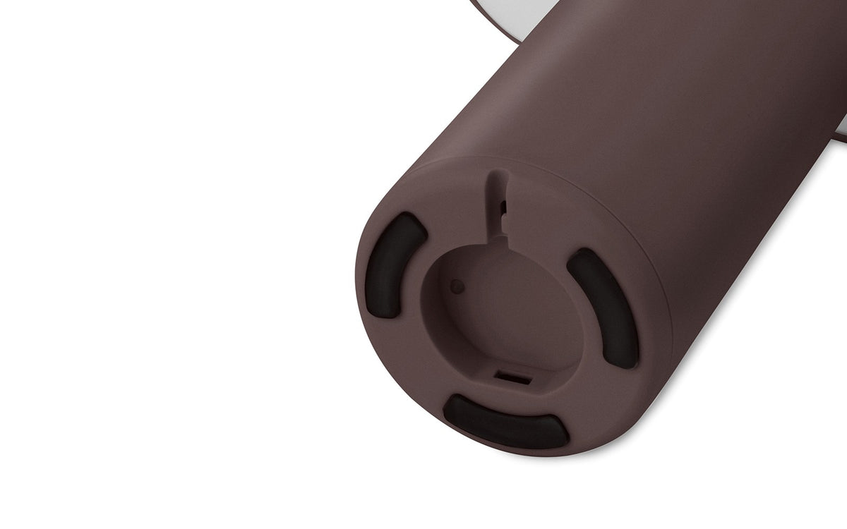 Porta Tischlampe von Normann Copenhagen in Leuchtendes Rot: runder Sockel und zylindrischer Schirm aus ABS-Kunststoff mit Acryl-Diffusor.