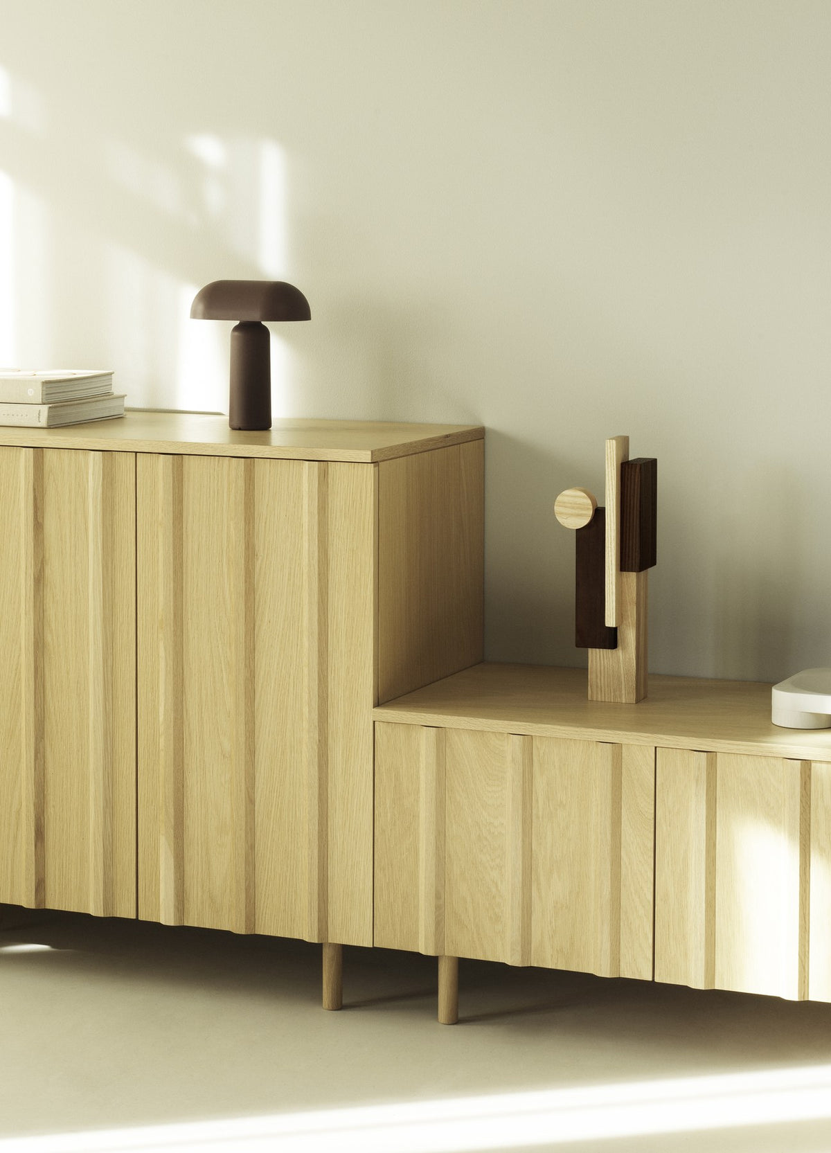 Porta Tischlampe von Normann Copenhagen in Leuchtendes Rot: runder Sockel und zylindrischer Schirm aus ABS-Kunststoff mit Acryl-Diffusor.