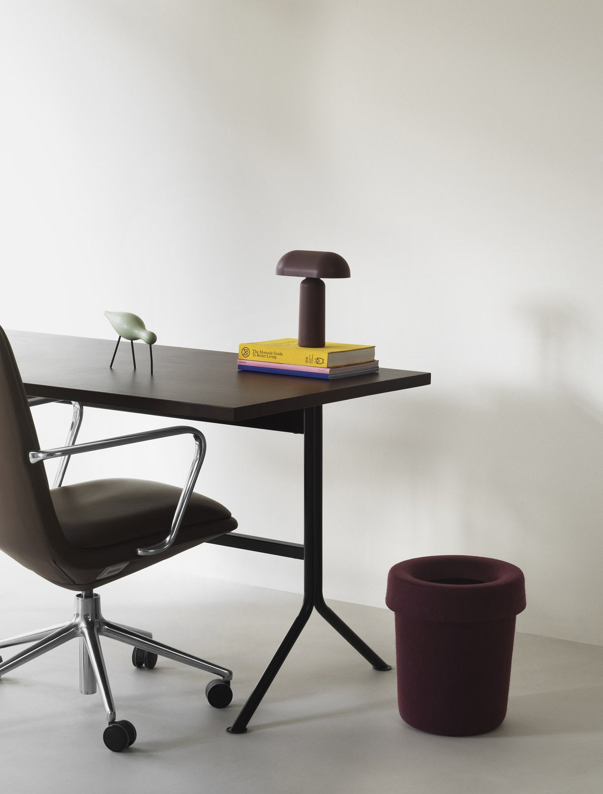 Porta Tischlampe von Normann Copenhagen in Leuchtendes Rot: runder Sockel und zylindrischer Schirm aus ABS-Kunststoff mit Acryl-Diffusor.