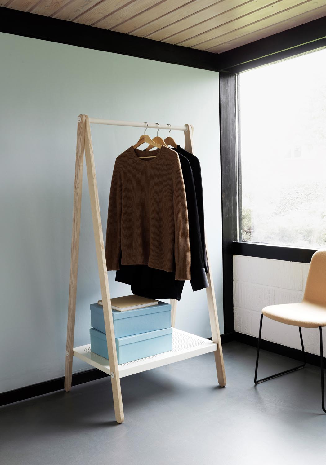 Toj Kleiderständer klein in  präsentiert im Onlineshop von KAQTU Design AG. Kleiderständer ist von Normann Copenhagen