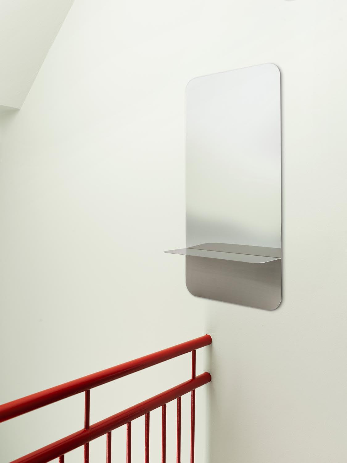 Horizon Wandspiegel Vertikal in  präsentiert im Onlineshop von KAQTU Design AG. Wandspiegel ist von Normann Copenhagen