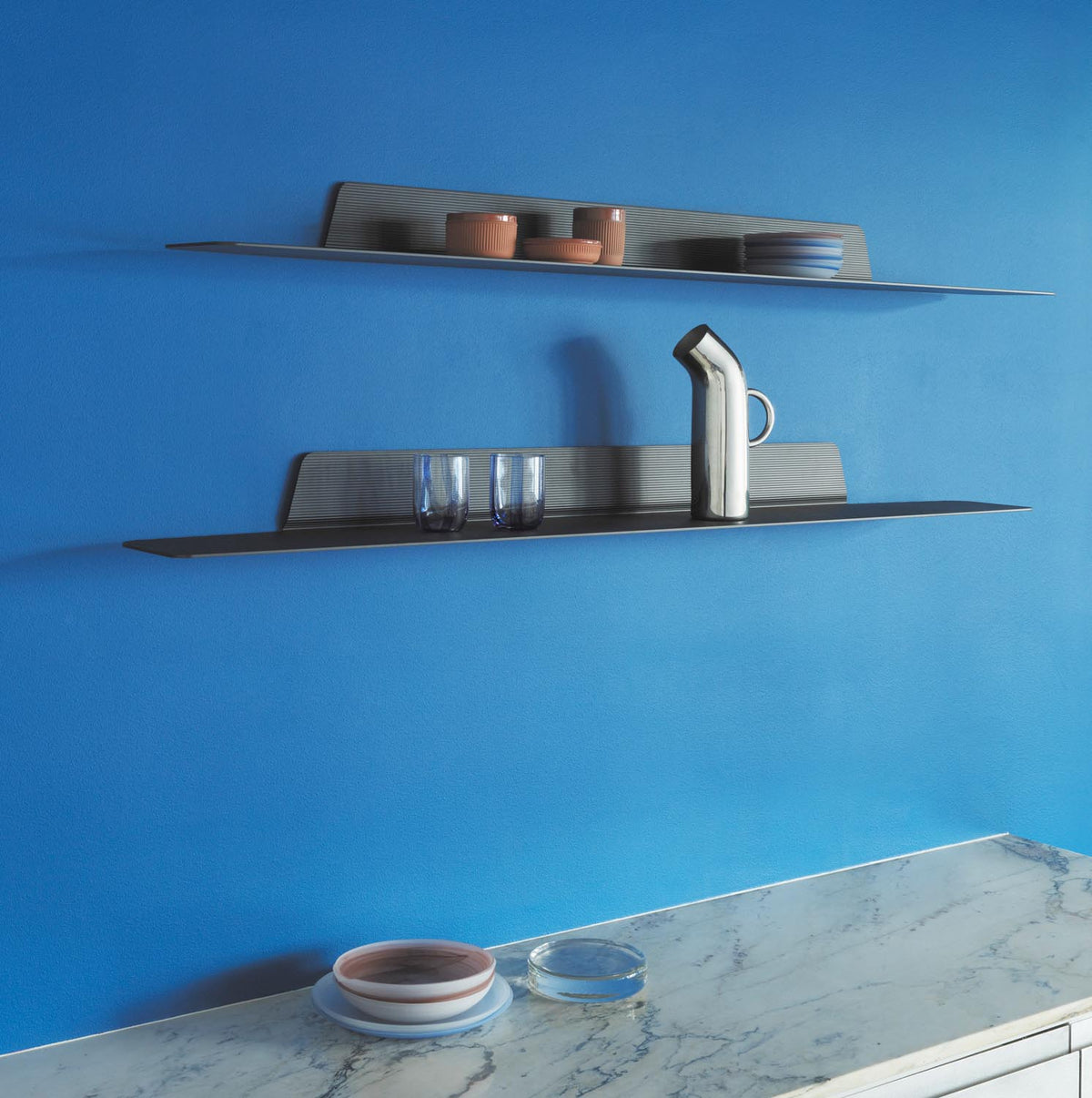 Jet Regal 80 cm. schwarz in  präsentiert im Onlineshop von KAQTU Design AG. Wandregal ist von Normann Copenhagen