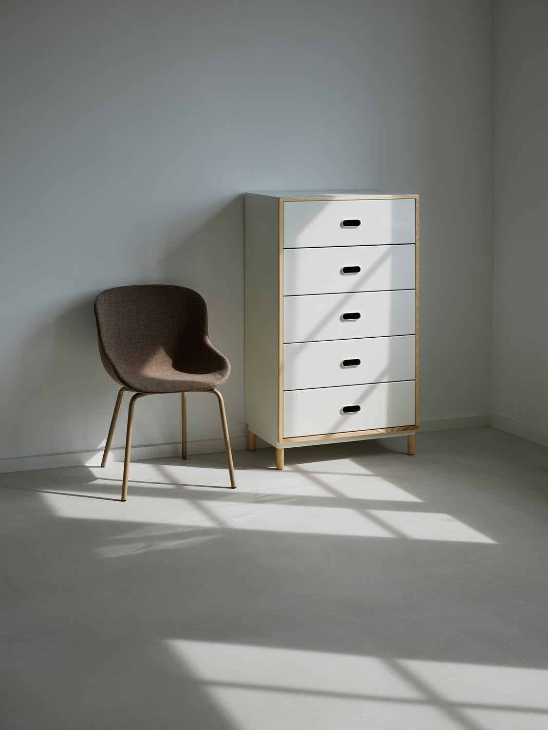 Kabino Kommode mit Schubladen Weiss in  präsentiert im Onlineshop von KAQTU Design AG. Kommode ist von Normann Copenhagen