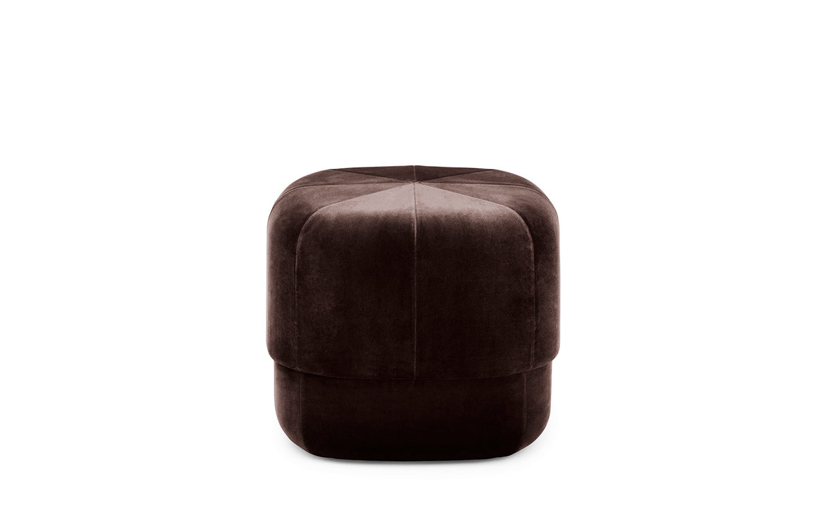 Circus Pouf Klein coffee/Velour in  präsentiert im Onlineshop von KAQTU Design AG. Pouf ist von Normann Copenhagen
