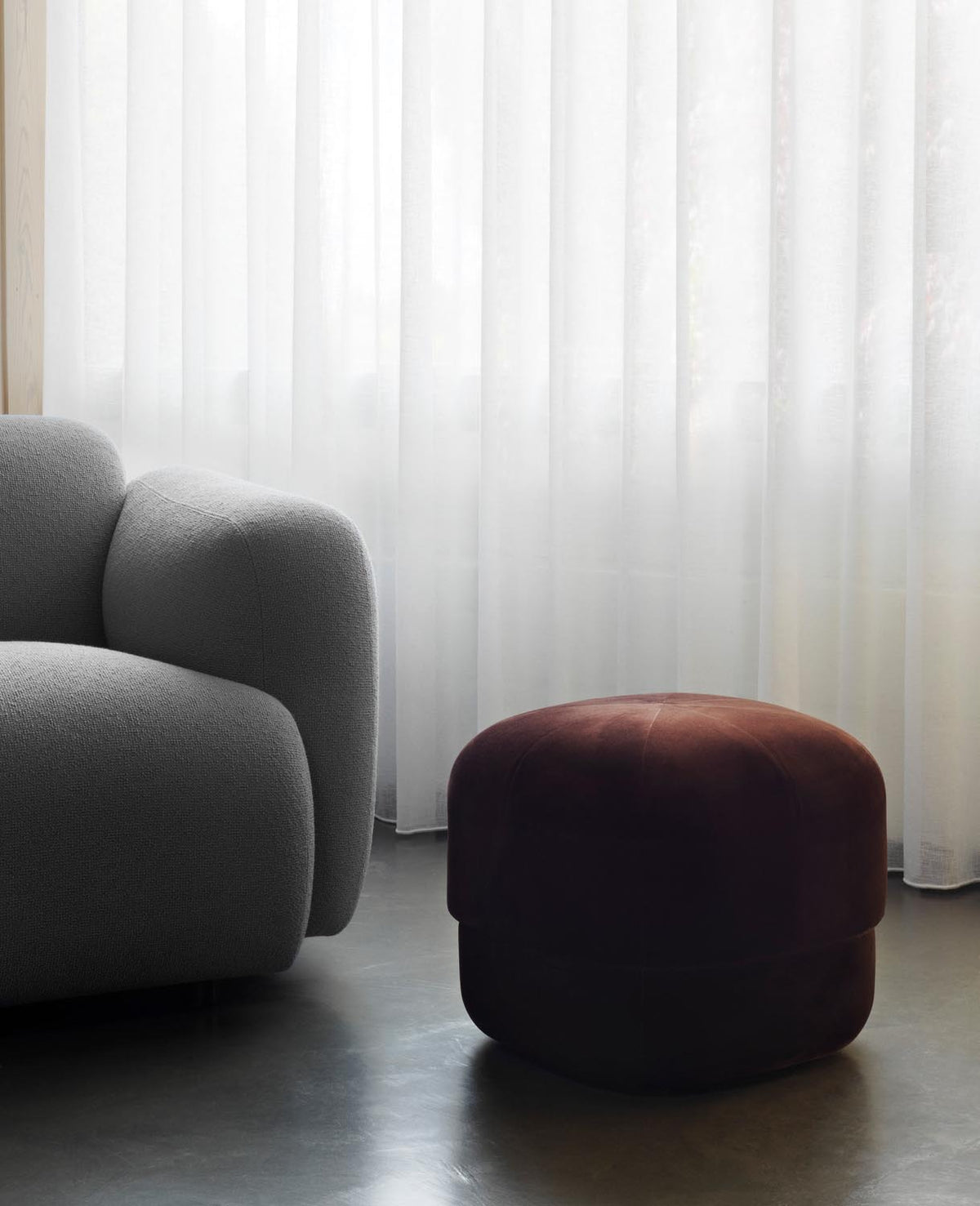 Circus Pouf Klein coffee/Velour in  präsentiert im Onlineshop von KAQTU Design AG. Pouf ist von Normann Copenhagen