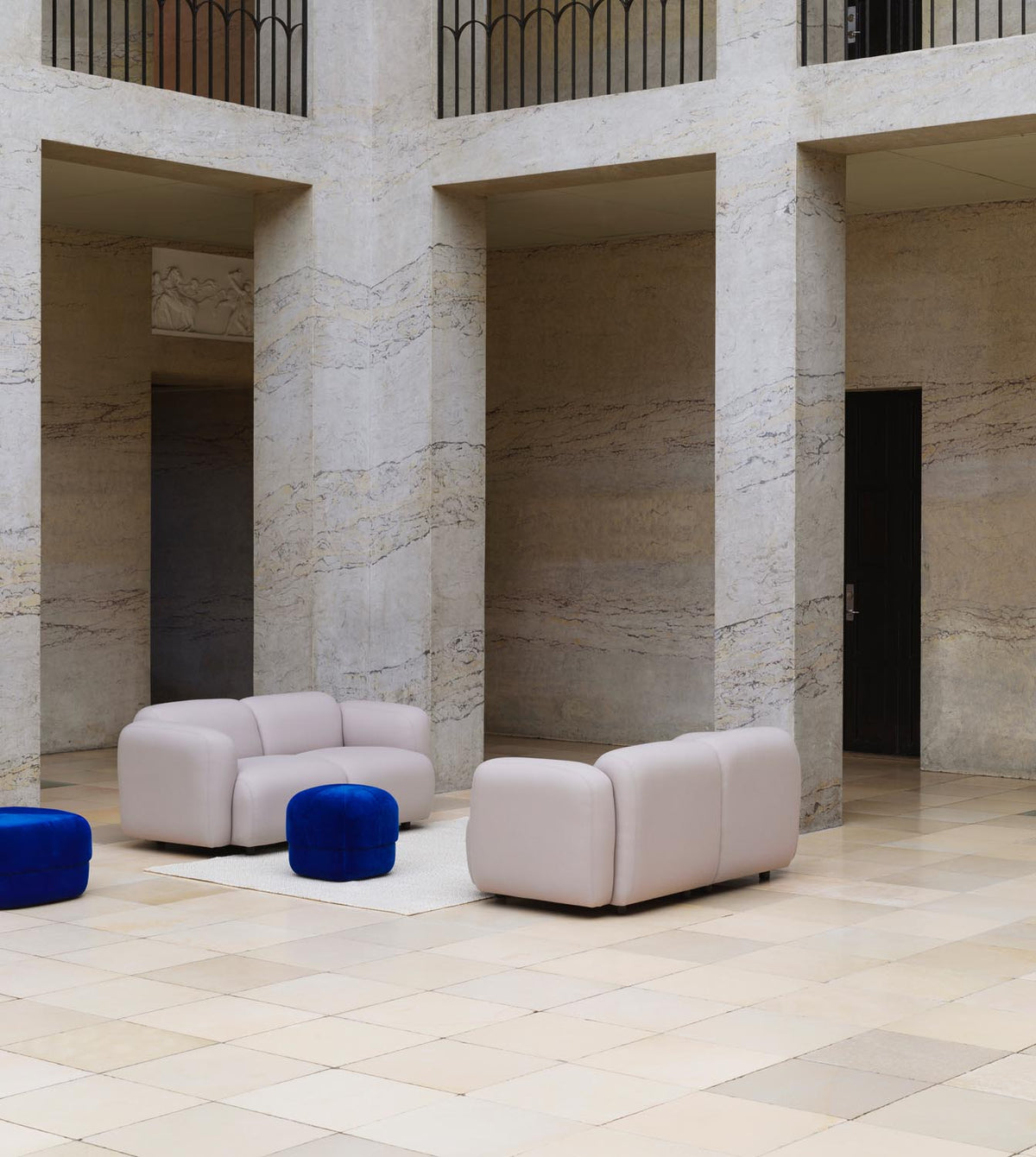 Circus Pouf Klein grau/Velour in  präsentiert im Onlineshop von KAQTU Design AG. Pouf ist von Normann Copenhagen