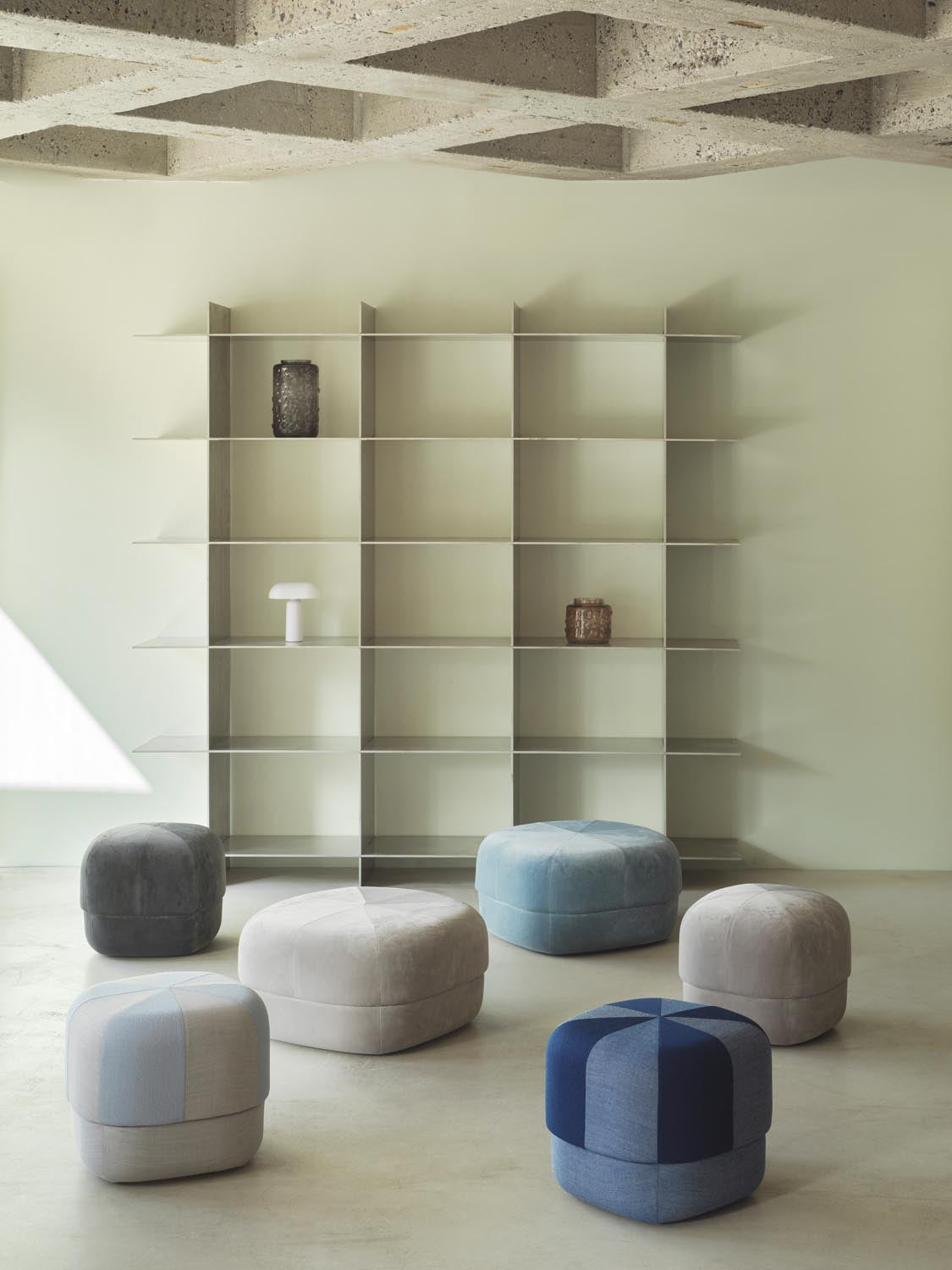 Circus Pouf Klein grau/Velour in  präsentiert im Onlineshop von KAQTU Design AG. Pouf ist von Normann Copenhagen