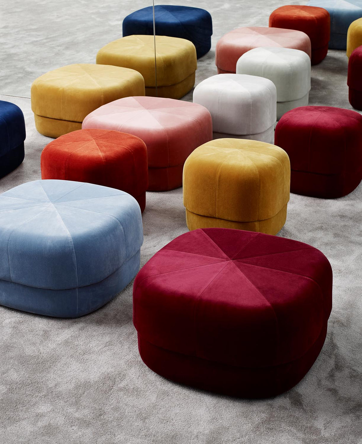 Circus Pouf Klein dunkelrot/Velour in  präsentiert im Onlineshop von KAQTU Design AG. Pouf ist von Normann Copenhagen