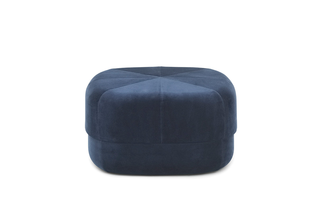Circus Pouf Gross dunkelblau/Velour in Dunkelblau präsentiert im Onlineshop von KAQTU Design AG. Pouf ist von Normann Copenhagen