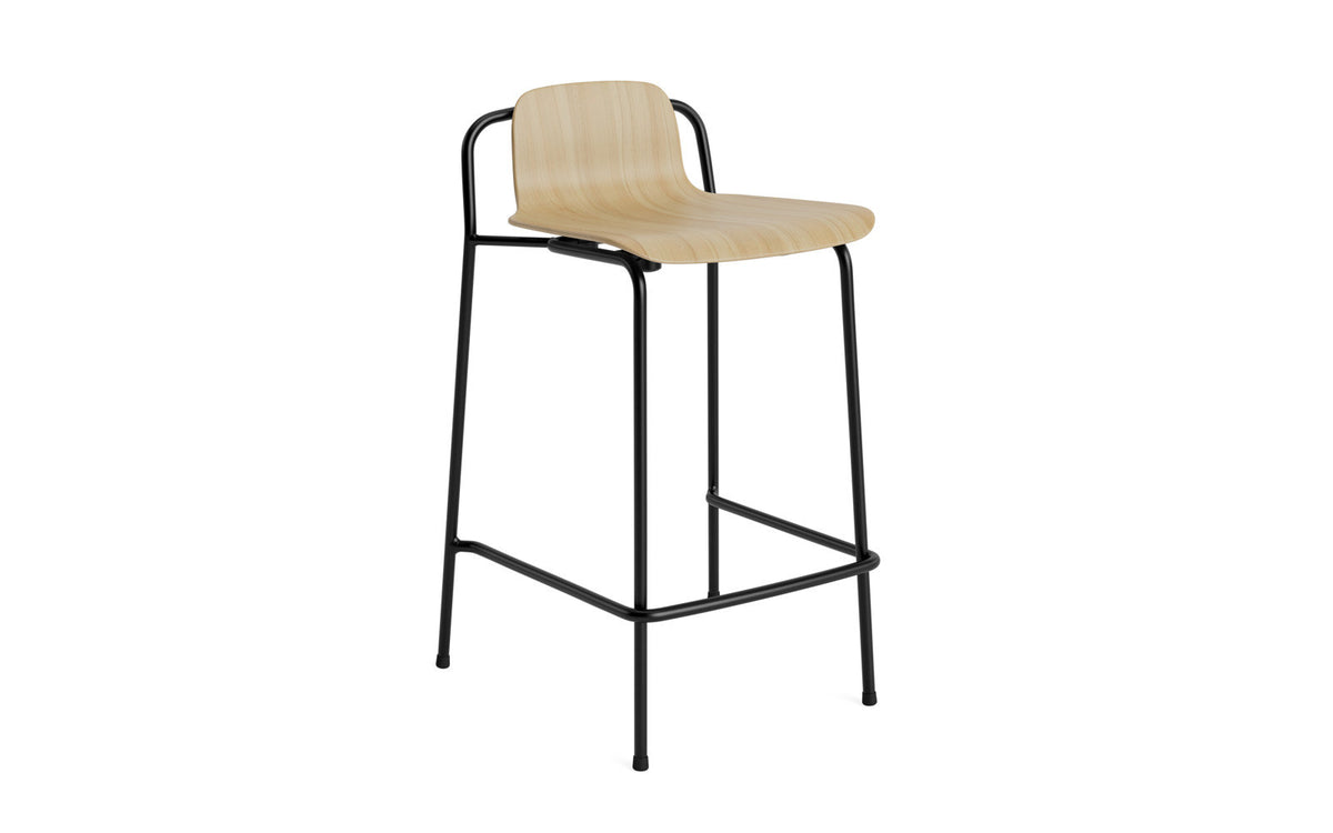 Barhocker Studio von Normann Copenhagen mit geformter Sitzschale aus lackiertem Eichenfurnier und schlankem Gestell aus pulverbeschichtetem Stahlrohr, Sitzhöhe 65 cm.