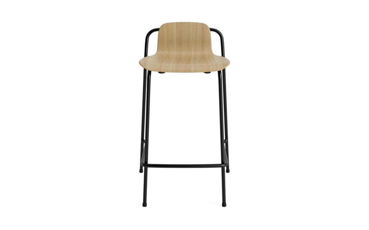 Studio Barhocker 65 cm schwarzes Stahl Eiche in Eiche präsentiert im Onlineshop von KAQTU Design AG. Barstuhl ist von Normann Copenhagen
