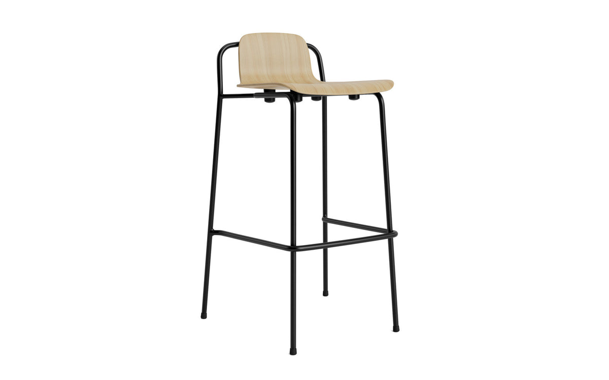 Barhocker Studio von Normann Copenhagen mit Sitzschale aus Eichenfurnier und Gestell aus pulverbeschichtetem Stahlrohr, Sitzhöhe 75 cm.