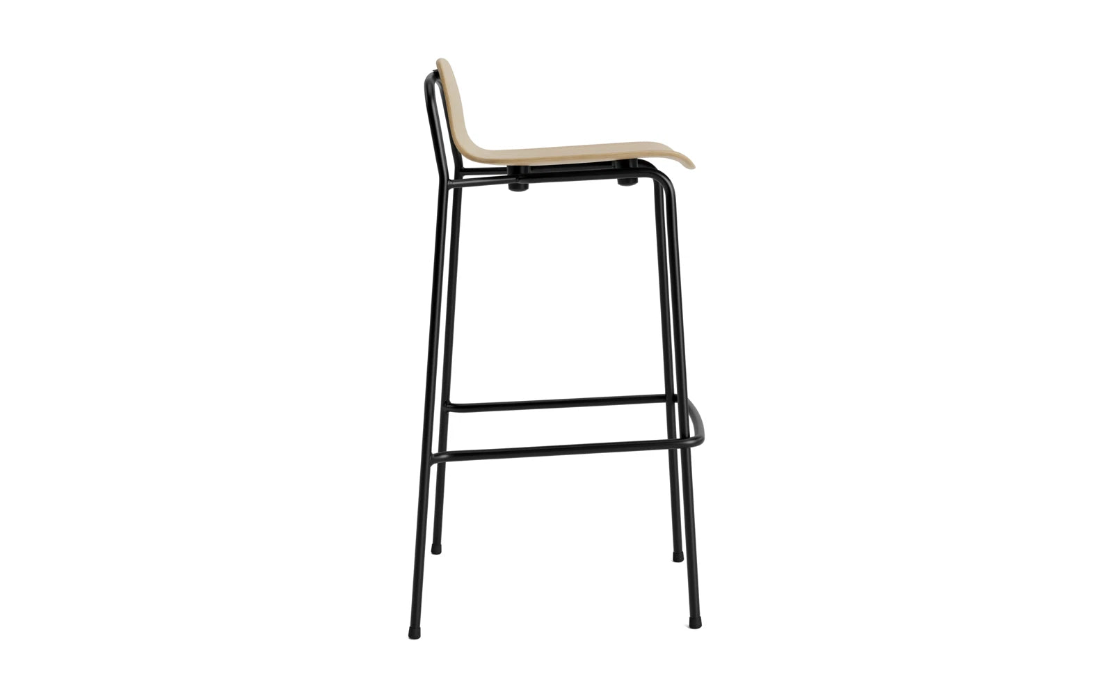 Erleben Sie den stilvollen Studio Barhocker von Normann Copenhagen. Mit 75 cm Höhe, schwarzem Stahl und Eichenfurnier ist er ideal für jeden Raum.