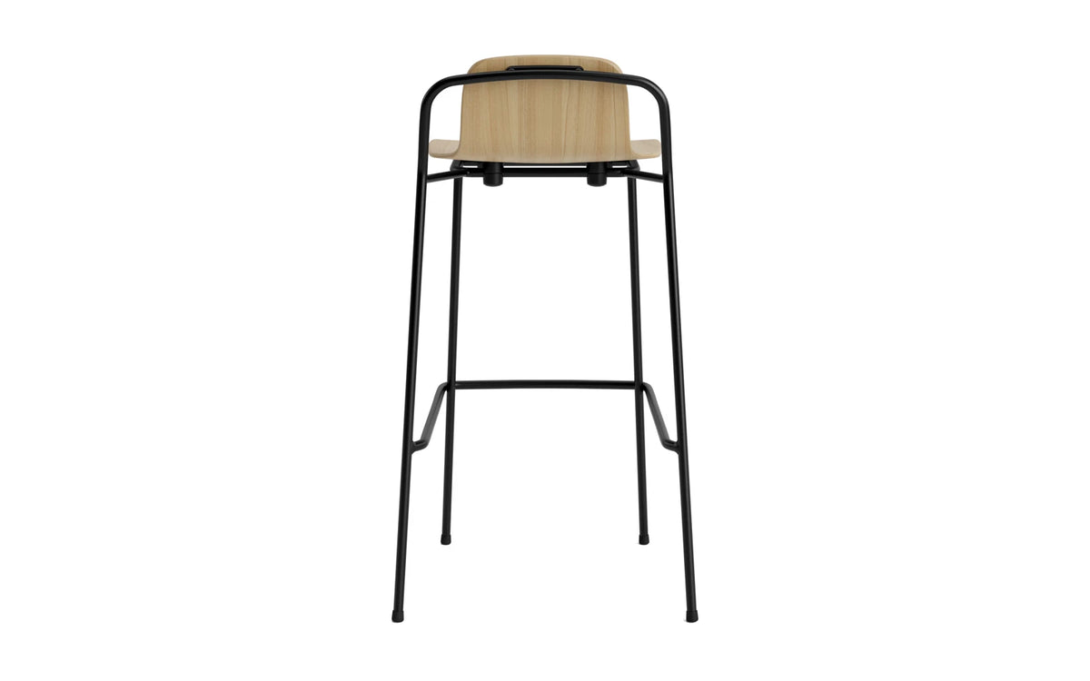 Studio Barhocker 75 cm schwarzes Stahl Eiche in Eiche präsentiert im Onlineshop von KAQTU Design AG. Barstuhl ist von Normann Copenhagen