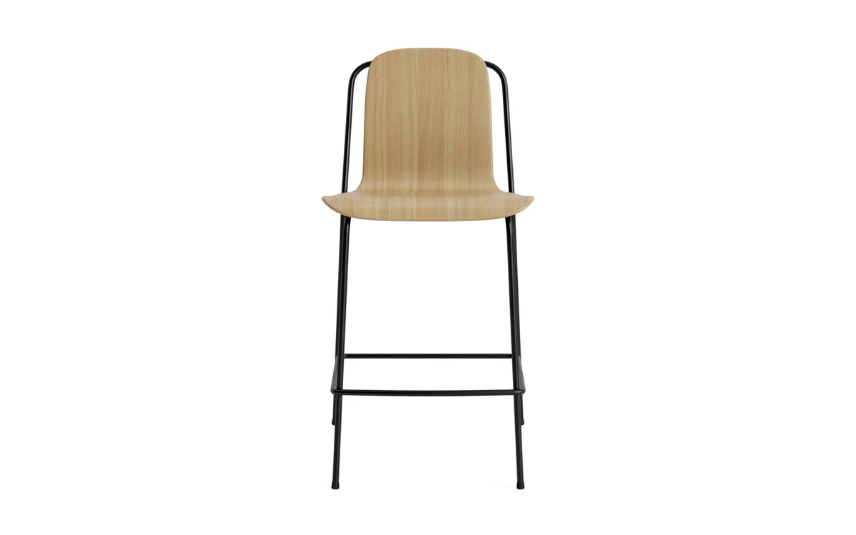 Studio Barstuhl 65 cm schwarzes Stahl/Eiche in Eiche präsentiert im Onlineshop von KAQTU Design AG. Barstuhl ist von Normann Copenhagen