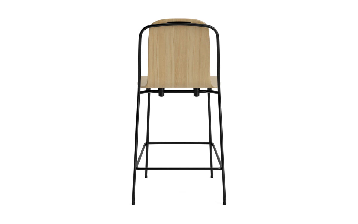 Studio Barstuhl 65 cm schwarzes Stahl/Eiche in Eiche präsentiert im Onlineshop von KAQTU Design AG. Barstuhl ist von Normann Copenhagen