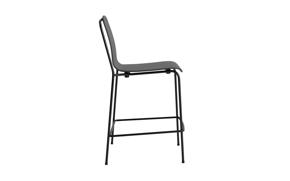 Studio Barstuhl 65 cm schwarzes Stahl/schwarz in Schwarz präsentiert im Onlineshop von KAQTU Design AG. Barstuhl ist von Normann Copenhagen
