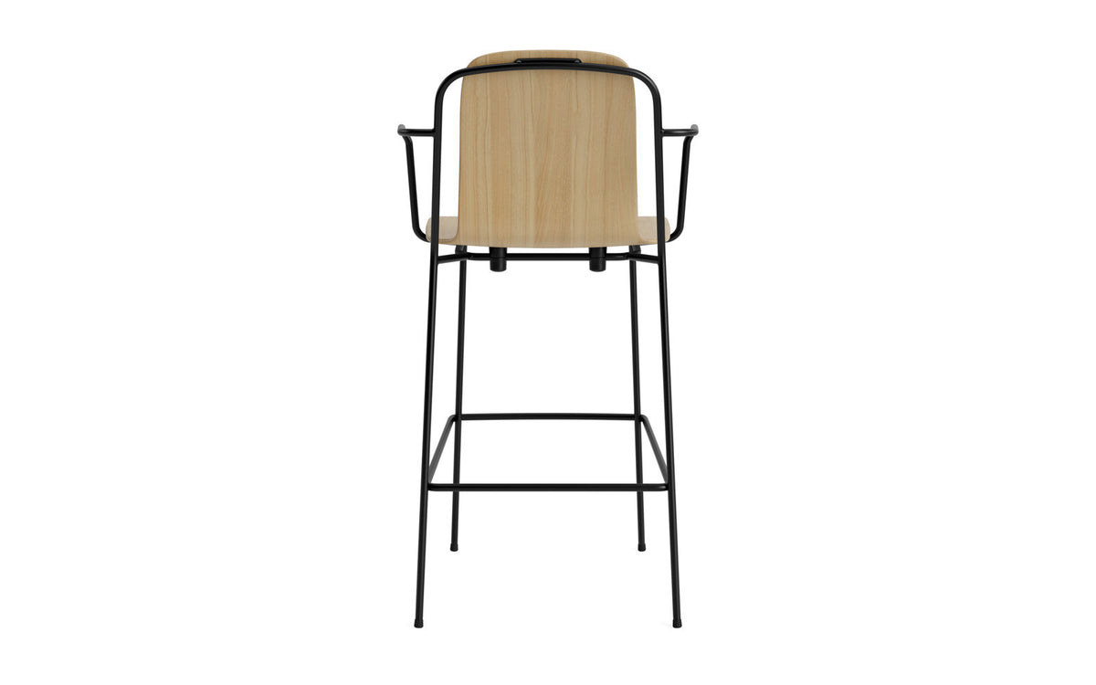 Studio Barstuhl mit Armlehne 75 cm schwarzes Stahl/ Eiche in Eiche präsentiert im Onlineshop von KAQTU Design AG. Barhocker ist von Normann Copenhagen