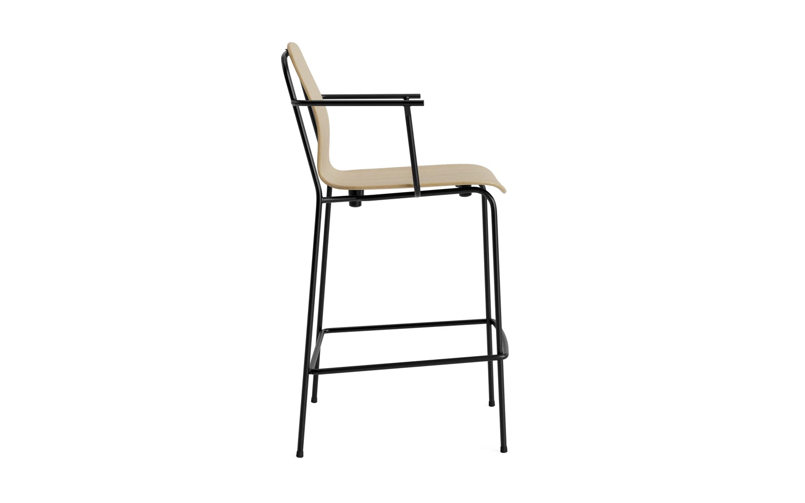 Erleben Sie den stilvollen Studio Barstuhl mit Armlehne von Normann Copenhagen. Mit 65 cm Sitzhöhe und einer harmonischen Verbindung aus schwarzem Stahl und Eiche ist er die perfekte Ergänzung für Ihr Zuhause oder Büro.