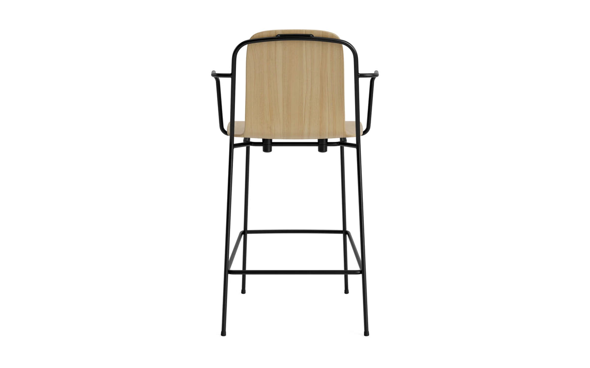 Studio Barstuhl mit Armlehne 65 cm schwarzes Stahl/ Eiche in Eiche präsentiert im Onlineshop von KAQTU Design AG. Barstuhl ist von Normann Copenhagen