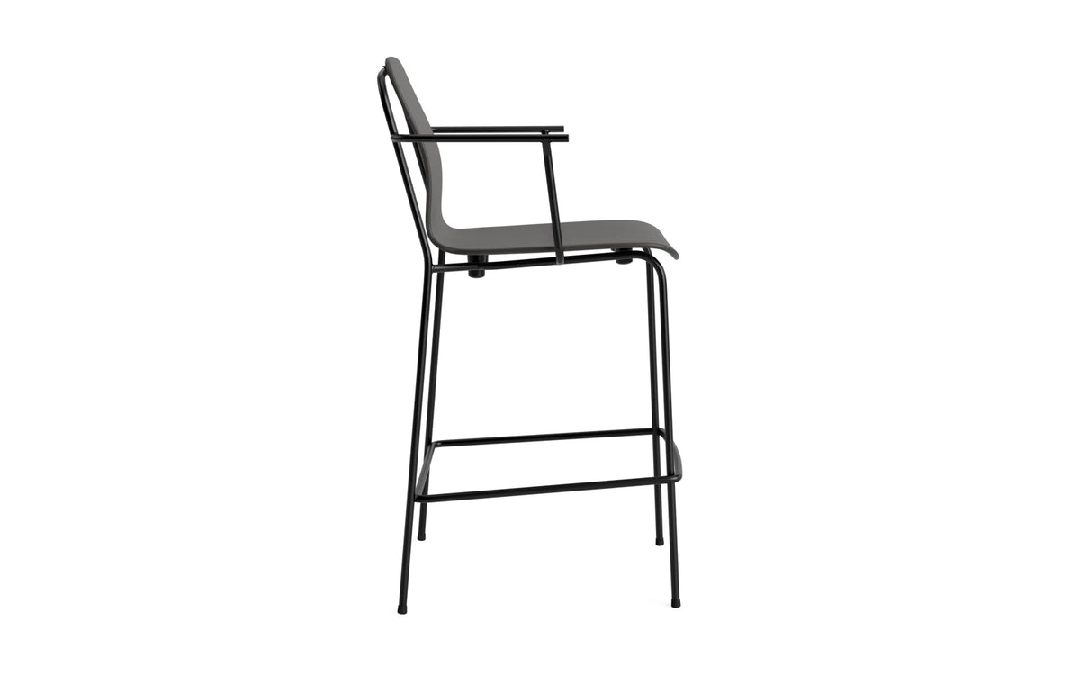 Studio Barstuhl mit Armlehne 65 cm schwarzes Stahl/ schwarz in Schwarz präsentiert im Onlineshop von KAQTU Design AG. Barstuhl ist von Normann Copenhagen
