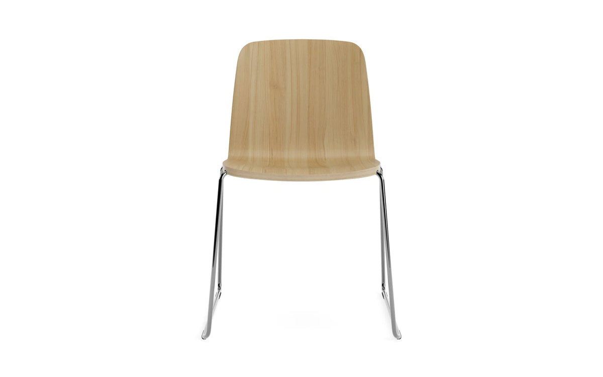 Just Stuhl in Eiche /Chrom präsentiert im Onlineshop von KAQTU Design AG. Stuhl ist von Normann Copenhagen