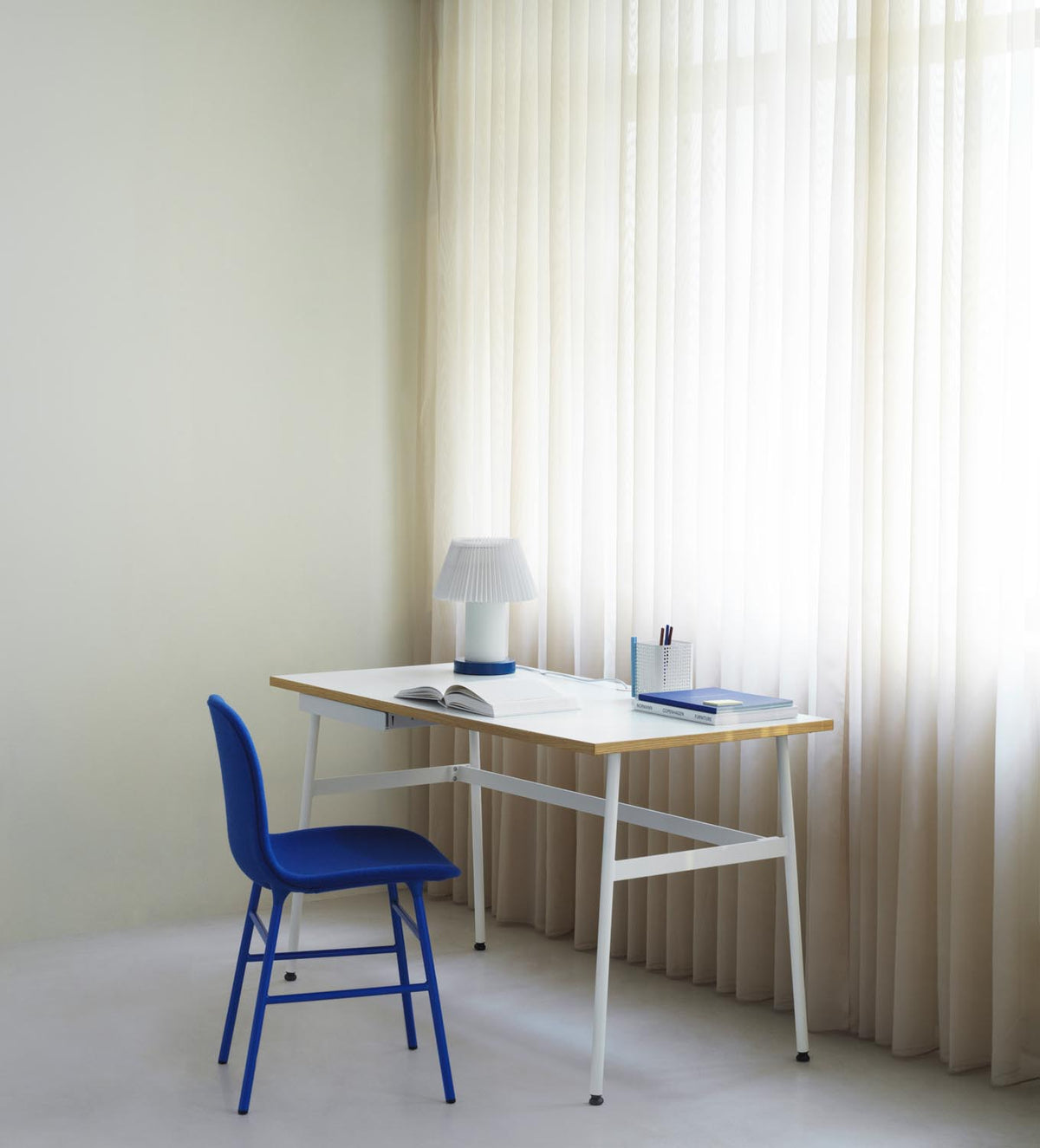 Journal Schreibtisch in  präsentiert im Onlineshop von KAQTU Design AG. Schreibtisch ist von Normann Copenhagen