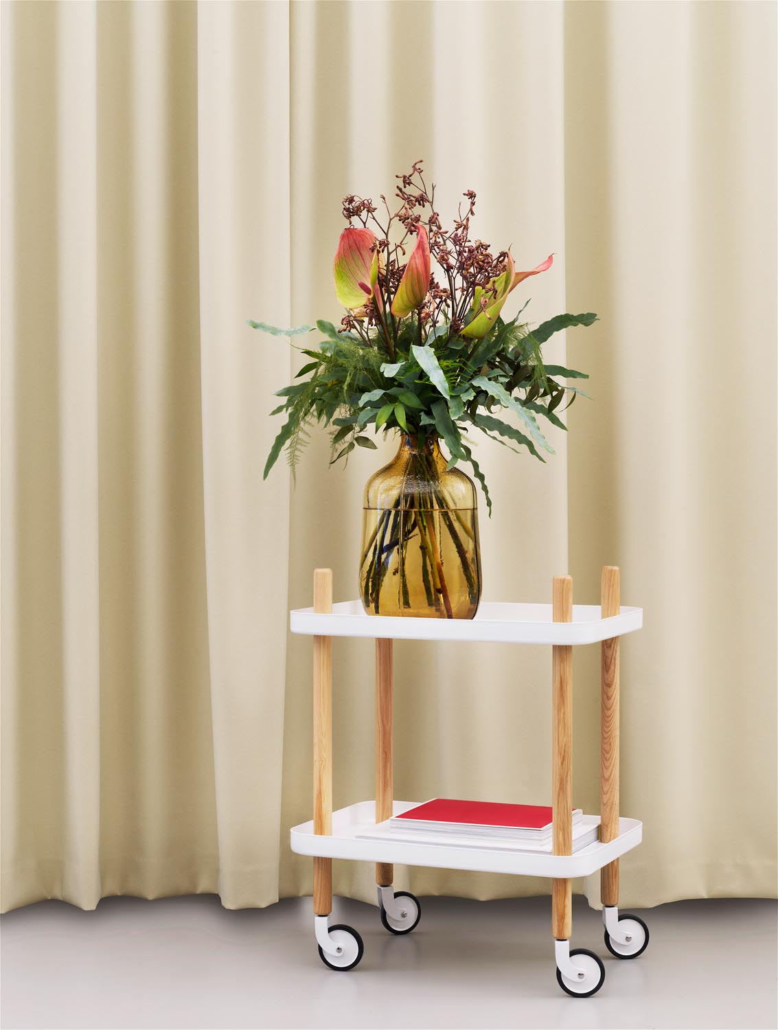 Block Tisch in  präsentiert im Onlineshop von KAQTU Design AG. Servierwagen ist von Normann Copenhagen