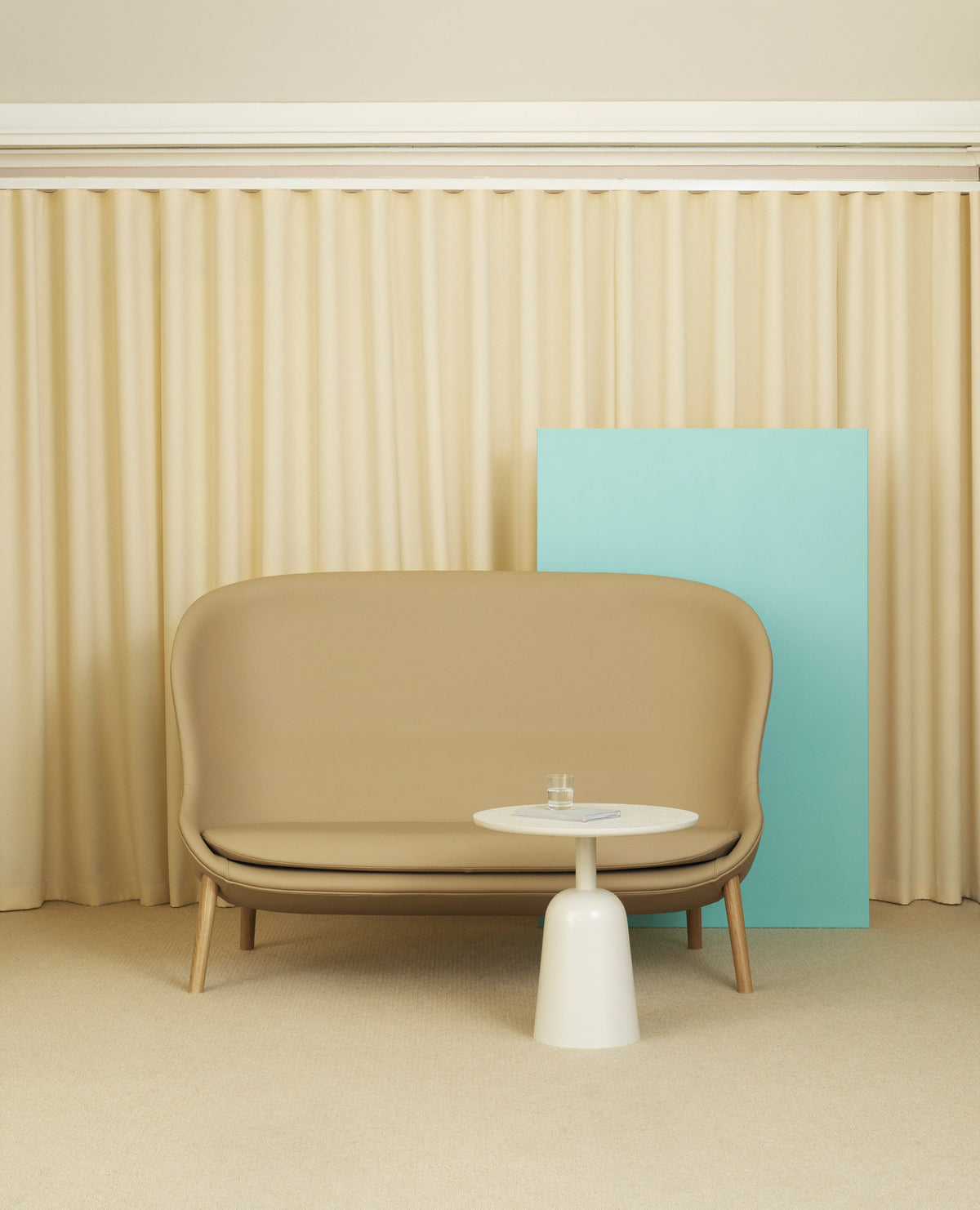 Turn Beistelltisch in Warmes Grau präsentiert im Onlineshop von KAQTU Design AG. Couchtisch ist von Normann Copenhagen