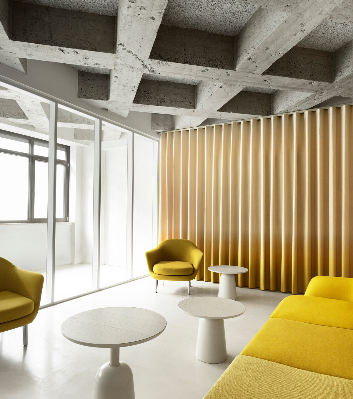 Turn Beistelltisch in Warmes Grau präsentiert im Onlineshop von KAQTU Design AG. Couchtisch ist von Normann Copenhagen