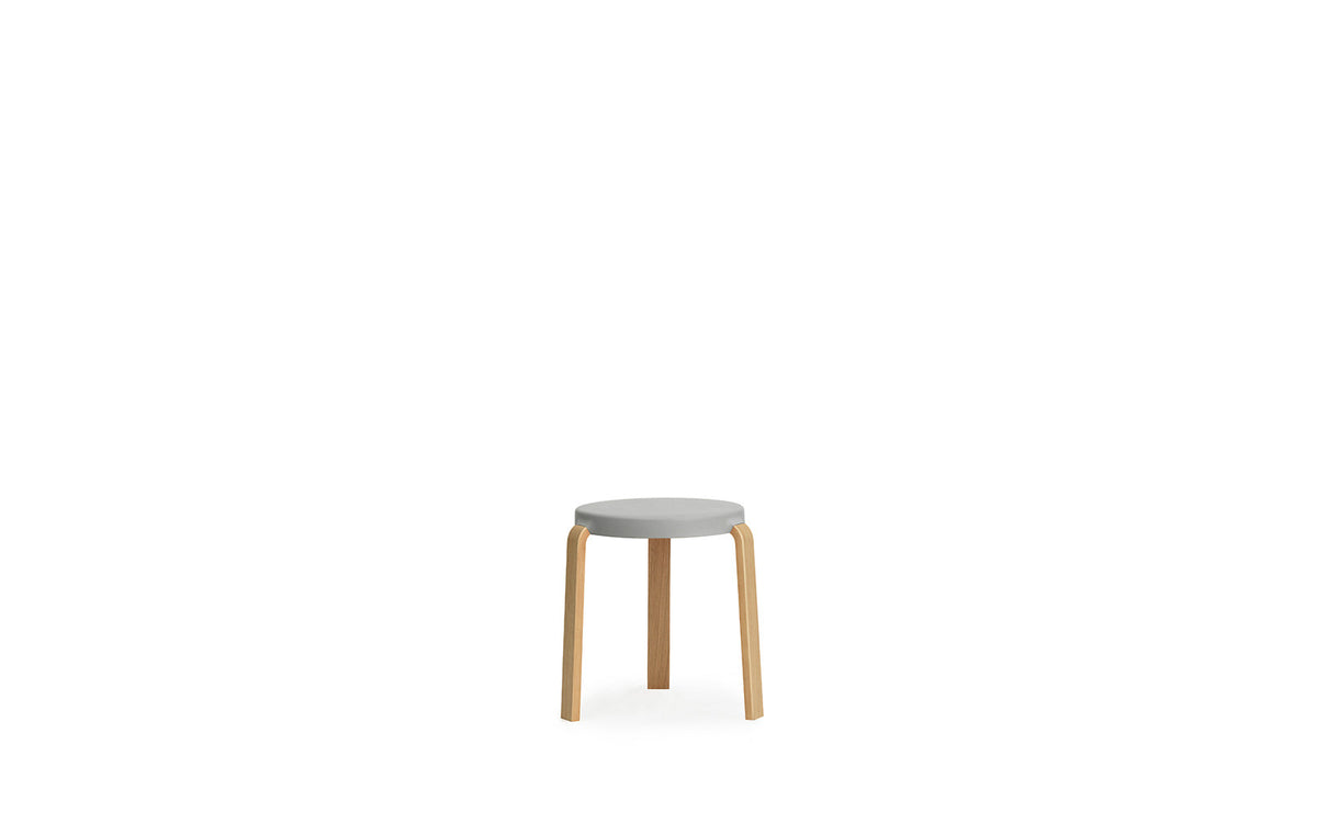 Tap Stuhl Eiche/ grau in Grau präsentiert im Onlineshop von KAQTU Design AG. Hocker ist von Normann Copenhagen