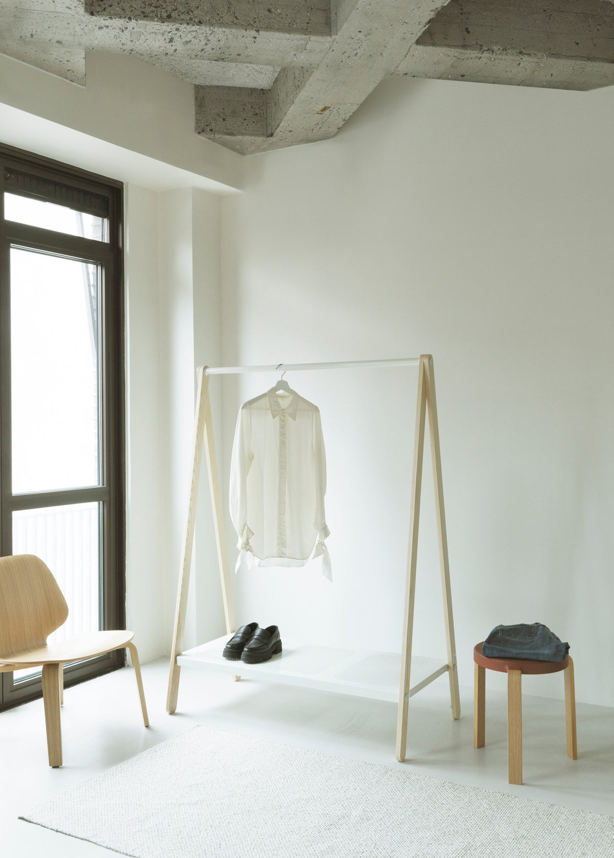 Tap Stuhl Eiche/ grau in Grau präsentiert im Onlineshop von KAQTU Design AG. Hocker ist von Normann Copenhagen