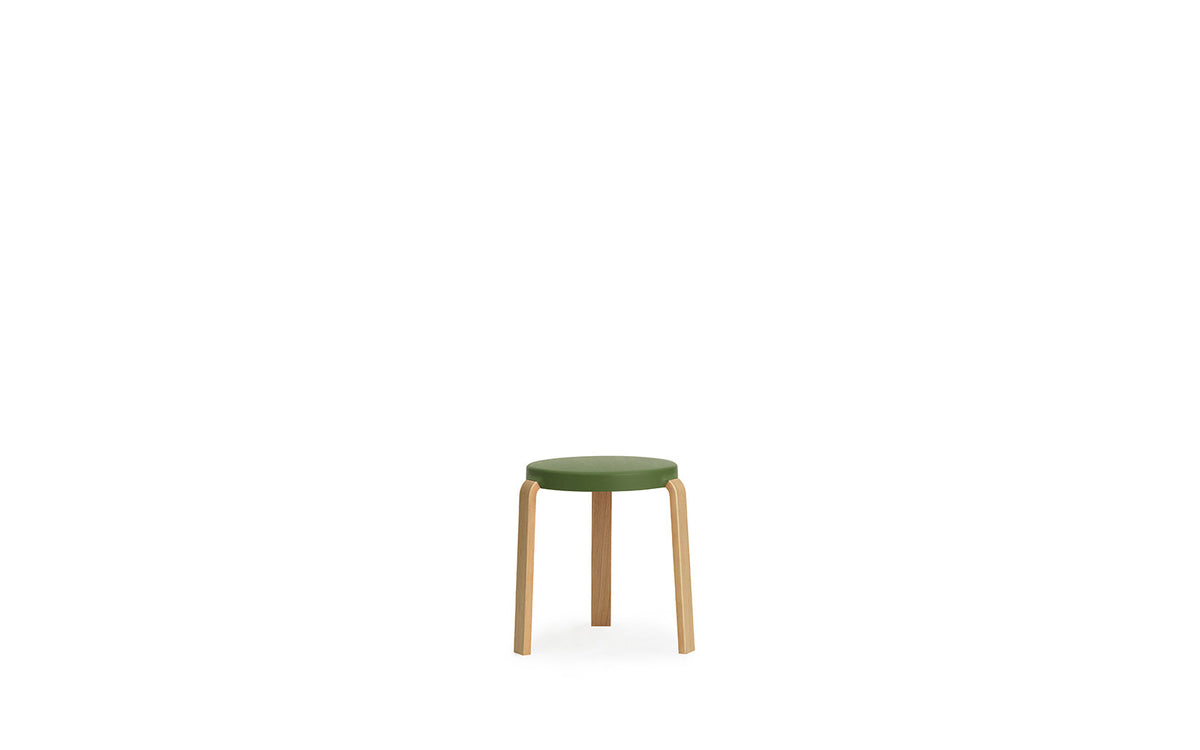 Tap Stuhl Eiche/ olive in Olive präsentiert im Onlineshop von KAQTU Design AG. Hocker ist von Normann Copenhagen
