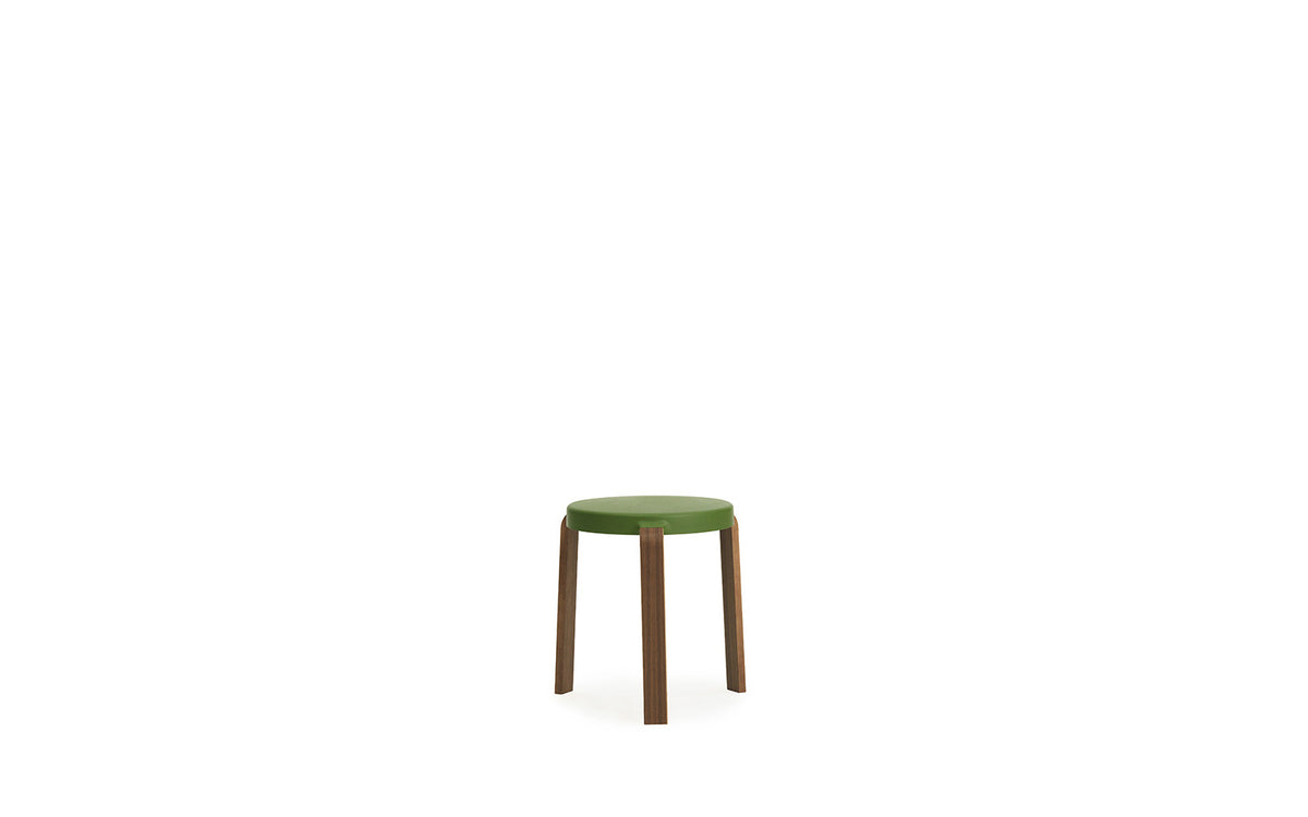 Tap Stuhl Walnuss/ olive in Olive präsentiert im Onlineshop von KAQTU Design AG. Hocker ist von Normann Copenhagen