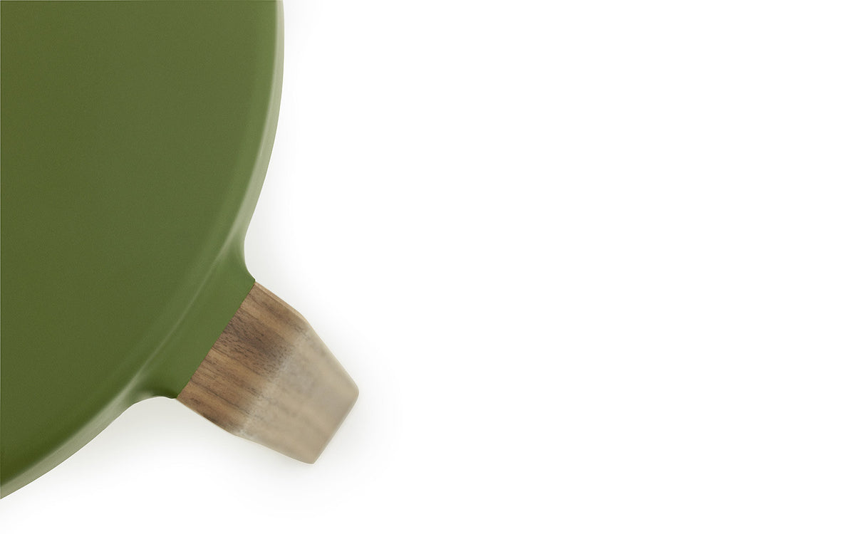 Tap Stuhl Walnuss/ olive in Olive präsentiert im Onlineshop von KAQTU Design AG. Hocker ist von Normann Copenhagen