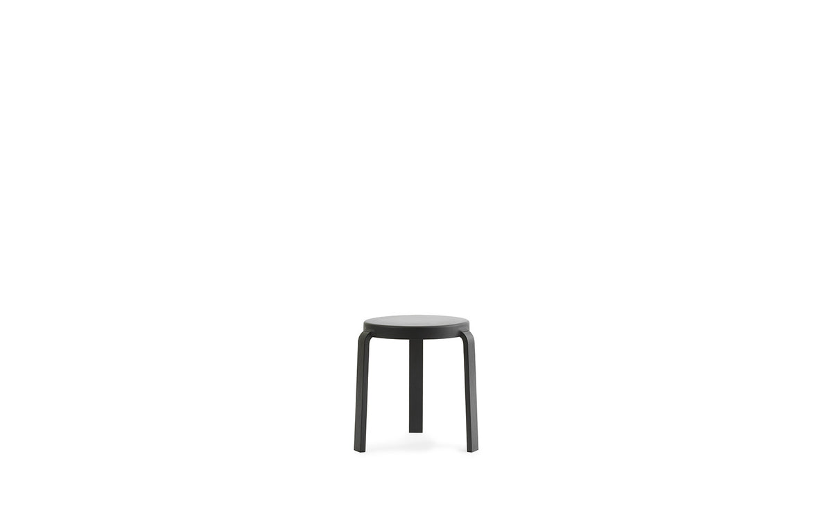 Tap Stuhl schwarze Eiche/ schwarz in Schwarz/ schwarz präsentiert im Onlineshop von KAQTU Design AG. Hocker ist von Normann Copenhagen