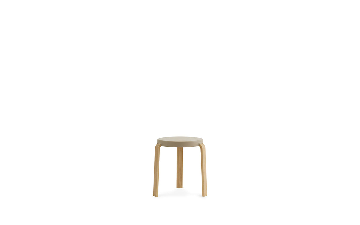 Tap Stuhl Eiche/ sand in Sand präsentiert im Onlineshop von KAQTU Design AG. Hocker ist von Normann Copenhagen