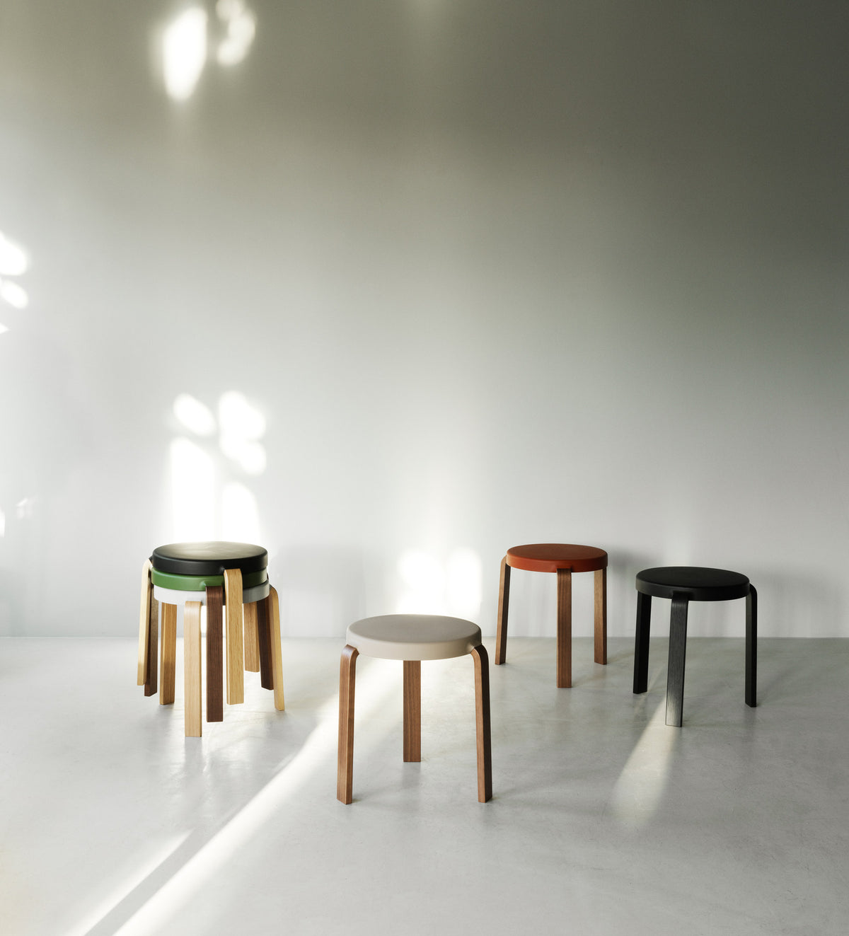 Tap Stuhl Eiche/ karamel in Karamel präsentiert im Onlineshop von KAQTU Design AG. Hocker ist von Normann Copenhagen