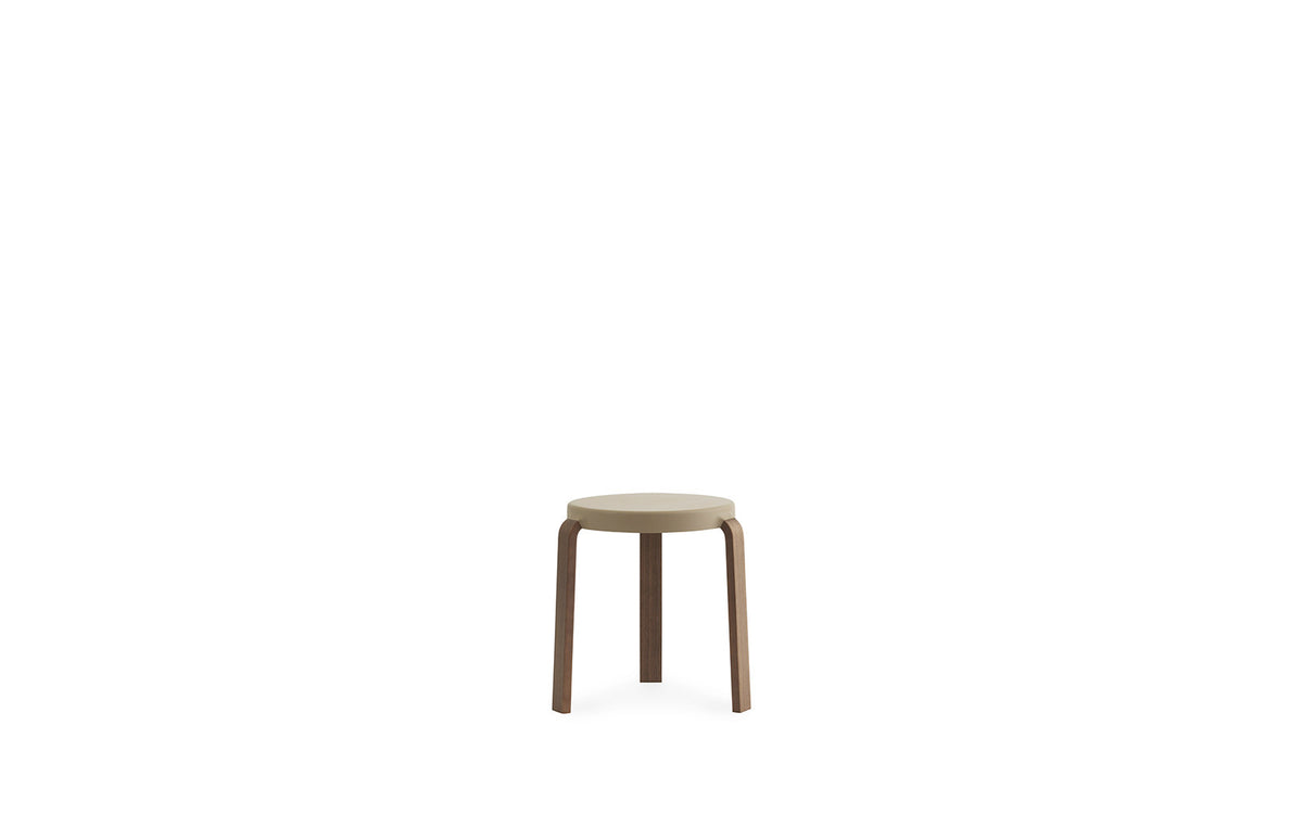Tap Stuhl Walnuss/ sand in Sand präsentiert im Onlineshop von KAQTU Design AG. Hocker ist von Normann Copenhagen