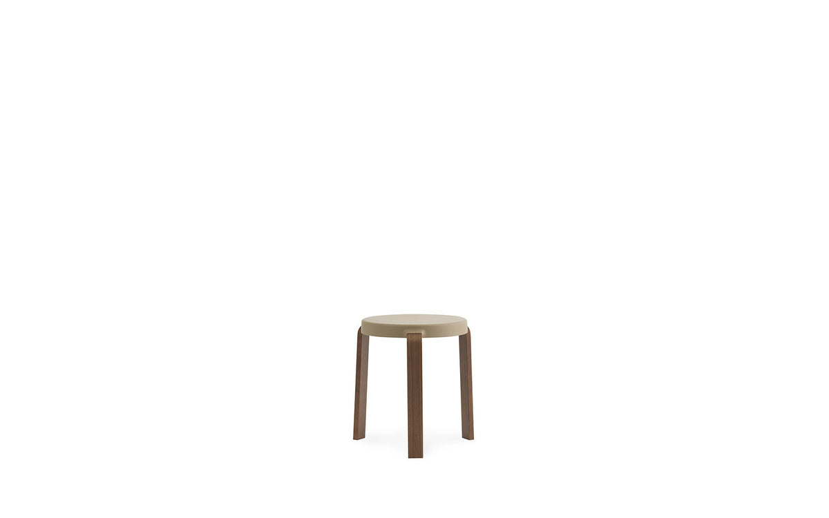Tap Stuhl Walnuss/ sand in Sand präsentiert im Onlineshop von KAQTU Design AG. Hocker ist von Normann Copenhagen