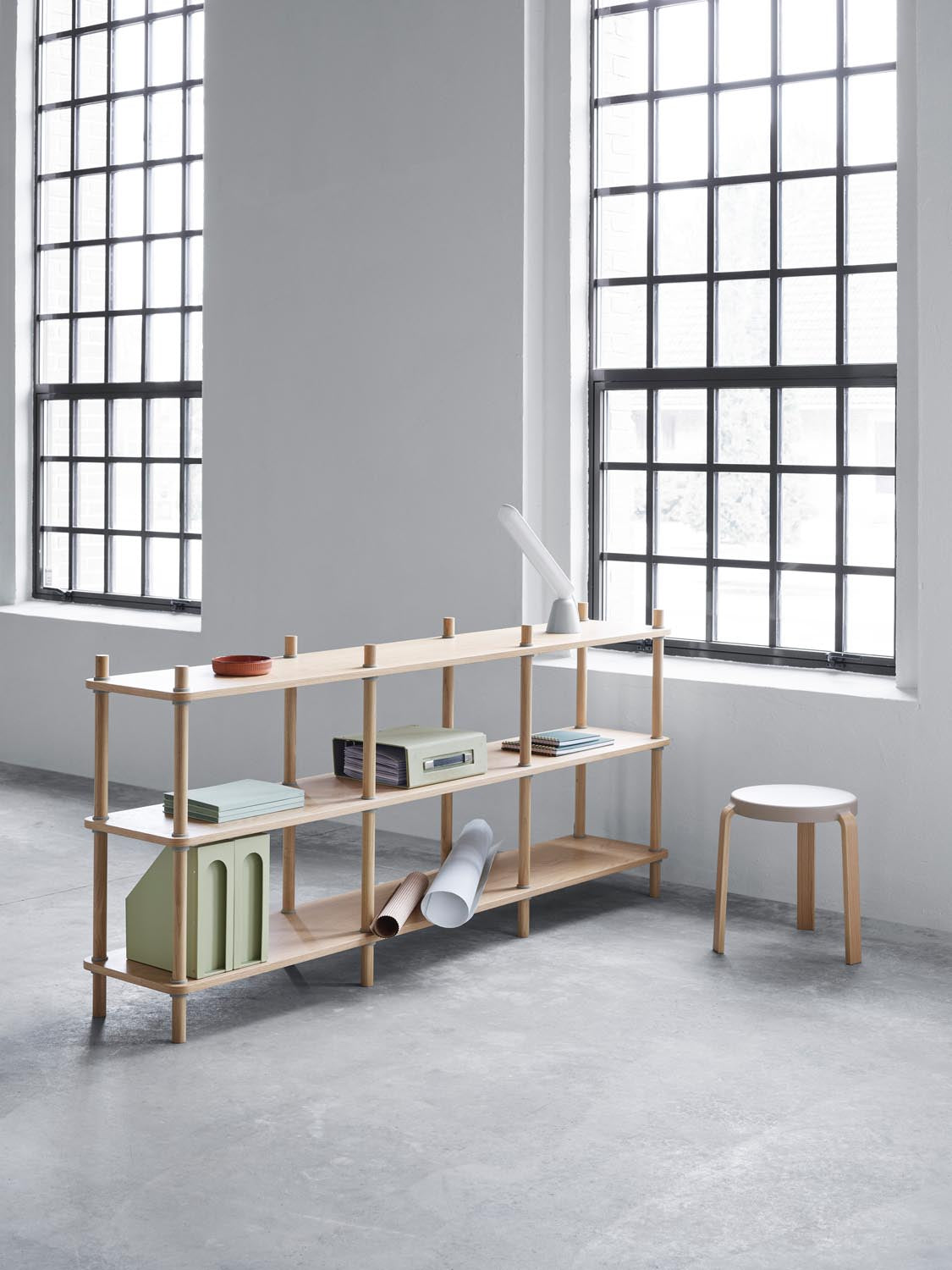 Jam Regal 8 Pfosten Eiche/grau in  präsentiert im Onlineshop von KAQTU Design AG. Bücherregal ist von Normann Copenhagen