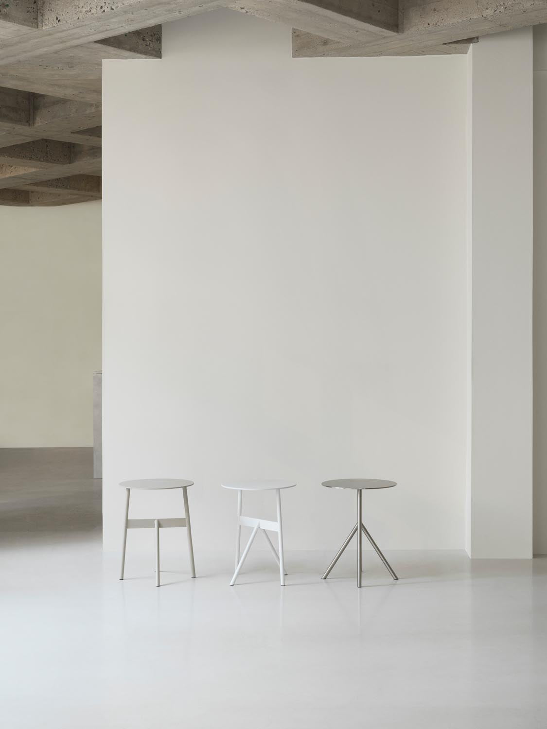 Stock Beistelltisch in Warmes grau präsentiert im Onlineshop von KAQTU Design AG. Beistelltisch ist von Normann Copenhagen
