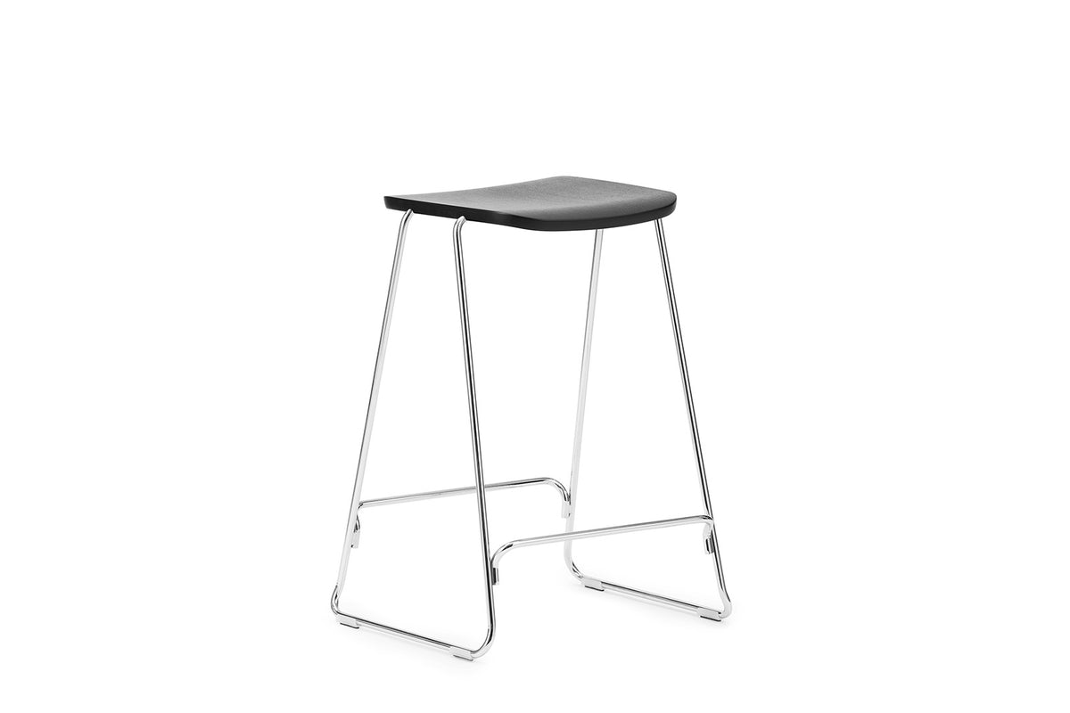 Just Barhocker in Shwarze Eiche/Chrom präsentiert im Onlineshop von KAQTU Design AG. Barhocker ist von Normann Copenhagen