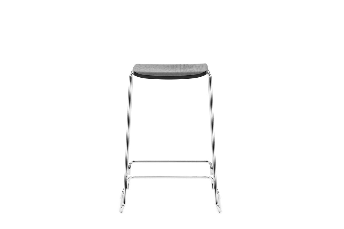 Just Barhocker in Shwarze Eiche/Chrom präsentiert im Onlineshop von KAQTU Design AG. Barhocker ist von Normann Copenhagen