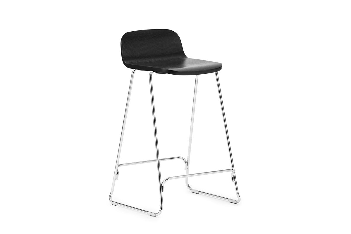 Just Barhocker mit Lehne in Schwarze Eiche/Chrom präsentiert im Onlineshop von KAQTU Design AG. Barhocker ist von Normann Copenhagen
